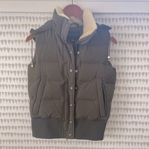 Banana Republic Down Puffer Vest! Hidden hood! Size XS